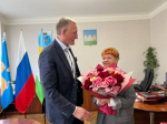 Александр Козловский вручил медаль к 80-летию Победы малолетней узнице в Опочке