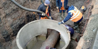 Горводоканал ликвидирует последствия утечки из системы водоснабжения на набережной реки Великой - InformPskov.Ru