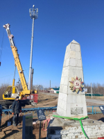 Горелку для запуска Вечного огня устанавливают на мемориале в псковской деревне Ершово
