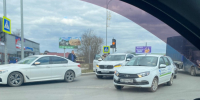 Kia и BMW столкнулись на перекрестке улиц Ипподромной и Леона Поземского в Пскове - Pln-Pskov.Ru