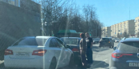 Два автомобиля столкнулись на перекрестке Рижского проспекта и улицы Народной в Пскове - Pln-Pskov.Ru