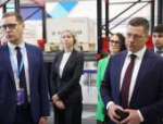 Антон Алиханов и Михаил Ведерников осмотрели выставку промышленности Псковской области