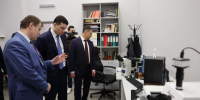 Новейшие разработки в станкостроении и технологические возможности Передовой инженерной школы изучили Антон Алиханов и Михаил Ведерников - Правительство Псковской области