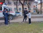 Спасатели освободили девочку, застрявшую в окне детского домика в Пскове