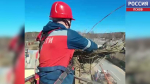 Помогли с жильем. Энергетики обустроили для аистов новое гнездо