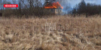 Пожар на улице Медовой в деревне Земляничино. Фото: ПАИ - InformPskov.Ru