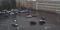 Mitsubishi и Jeep столкнулись в Пскове на Октябрьской площади. ВИДЕО - Pln-Pskov.Ru
