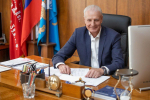 Председатель Псковского областного Собрания Александр Котов во время работы
