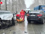 Два человека пострадали в тройном ДТП на въезде в Псков