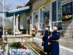 Памятную доску участнику СВО Александру Спиридонову открыли в Псковском районе