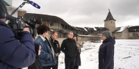 Многодетная семья из Латвии познакомилась с Псковским кремлем - Pln-Pskov.Ru