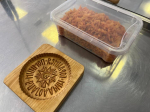 «Помним, благодарим, гордимся!»: в Псковской области дети и мастера пряничного дела изготавливают для ветеранов подарки