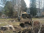 Территорию возле Бежаницкой школы искусств продолжают приводить в порядок