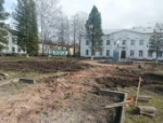 Территорию возле Бежаницкой школы искусств продолжают приводить в порядок
