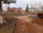 Территорию возле Бежаницкой школы искусств продолжают приводить в порядок