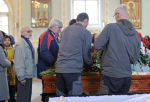 Попрощаться с Валентином Никитины пришли более 100 человек