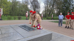 Юнармейцы возложили цветы на площади Александра Матросова в Великих Луках