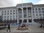 В Одессе люди несут цветы к Дому профсоюзов в память о погибших 2 мая 2014 года