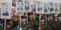 «Бессмертный полк» на марше в Пскове. Фото: ПАИ - InformPskov.Ru