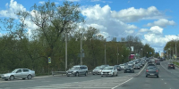 Фотофакт: огромная пробка образовалась в районе Дамбы в Пскове - Pln-Pskov.Ru
