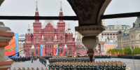 В центре Москвы группа граждан Китая ожидает репетиции парада Победы - Комсомольская правда