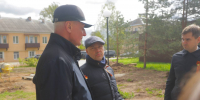 Сквер на улице Первомайской благоустраивают в Локне. ФОТО - Pln-Pskov.Ru