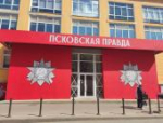 Копии Знамени Победы, плакаты и газеты: медиахолдинг стал частью реконструкции в Пскове