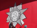 Копии Знамени Победы, плакаты и газеты: медиахолдинг стал частью реконструкции в Пскове