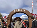 Танцплощадка развернулась на спектакле-реконструкции «На нашей улице Победа!» в Пскове