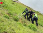 В Пскове молодой человек упал с моста и остался жив