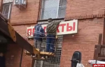 Восемь самовольно установленных информационных вывесок демонтировали в Пскове