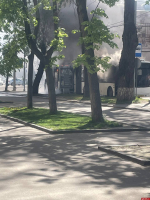 Пассажирский автобус горит на Октябрьском проспекте в Пскове