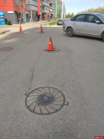 В Пскове женщина наехала на рабочего, частично находившегося в открытом люке