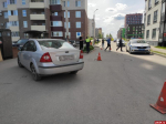 В Пскове женщина наехала на рабочего, частично находившегося в открытом люке