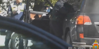 Опубликовано видео задержания предпринимателя по подозрению в даче взятки за приемку ремонта моста в Пскове - Pln-Pskov.Ru
