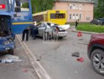 Пассажирский автобус, КамАЗ и три легковых автомобиля столкнулись на Запсковье