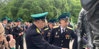 Цветы к мемориалу возложили в сквере Пограничников - Pln-Pskov.Ru