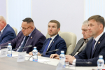 Деловой климат в регионе, ход строительства технопарка и адресные вопросы обсудили единороссы на встрече с губернатором