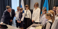 Свой рабочий кабинет показал Михаил Ведерников победителям акции «Губернаторский дневник» - InformPskov.Ru