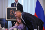 Победительница акции «Губернаторский дневник» Алина Толстая и глава региона Михаил Ведерников. Фото: ПАИ