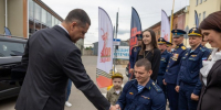 Псковский губернатор вручил участнику СВО ключи от автомобиля - Псковская правда