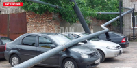 Трубопровод упал на автомобили в Великих Луках - InformPskov.Ru