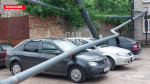 Трубопровод упал на автомобили в Великих Луках