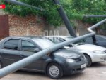 Трубопровод упал на автомобили в Великих Луках
