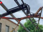Трубопровод упал на автомобили в Великих Луках