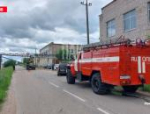 Трубопровод упал на автомобили в Великих Луках