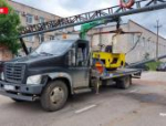 Трубопровод упал на автомобили в Великих Луках