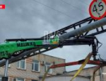 Трубопровод упал на автомобили в Великих Луках