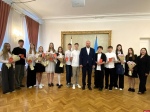 Борис Елкин торжественно вручил паспорта юным псковичам в преддверии Дня России