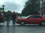 Два автомобиля столкнулись на перекрёстке улиц Коммунальной и Народной в Пскове